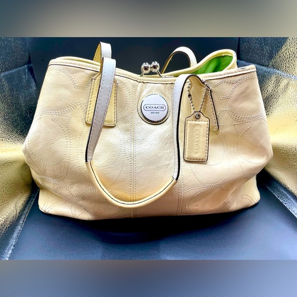 Coach Signature Stitched Kisslock Frame Cream Handbag Green Lining F15658 - Picture 1 of 16
